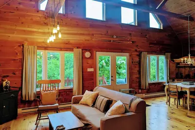 Image de Beautiful home across from ski/bike hills