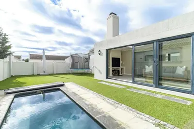 Image de Spacious Sunningdale Retreat with Poolside Charm