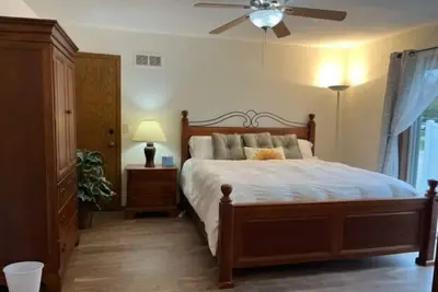 Image de Comfortable Homey Private Entrance Suite with King Bed and Coffee/Work area.
