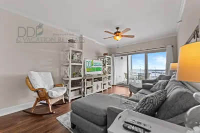 Image de Seabreeze Beautiful 3rd Floor Condo