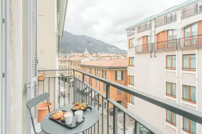 Central & White Apartment by Rent All Como