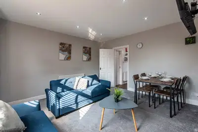 Image de Large 4-Bedroom Home in Bradford • Ideal for Groups or Families