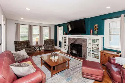 Image de Charming 3br/3. 5ba Modern Retreat