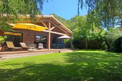 Image de Chalet Bois charme et confort proche du Lac de Lacanau. Idéal pour 2 couples!