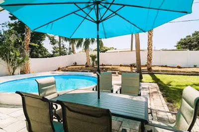 Image de Coastal Getaway House w/ Pool – 5 Mins Drive to Madeira Beach