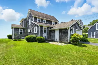 Image de Spectacular Waterfront home waiting for you.