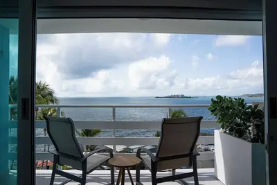 Image de Modern Oceanfront Oasis    All-New Furniture & Appliances