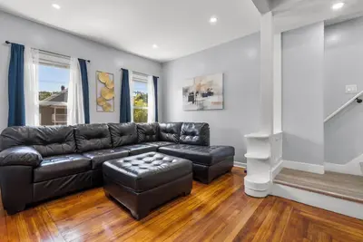 Image de 4-bedroom apartment in charming Bristol with Ac and lots of amenities