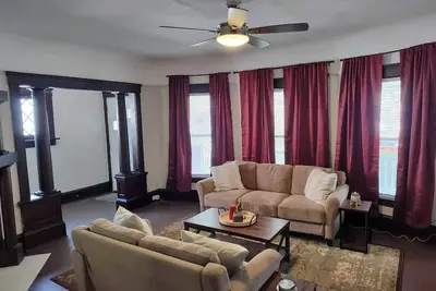 Image de Charming 2-bedroom apartment with Ac; near hospitals and Case Western