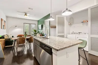 Image de Luxury 1br w/ Terrace & Parking by Beltline