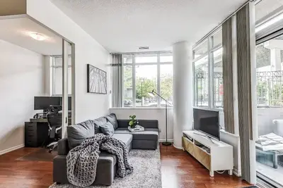 Image de 2-bedroom condo in Downtown Toronto with free parking