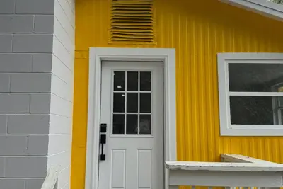 Image de Sunny Riverfront Cottage - on a Farm close to the Springs!