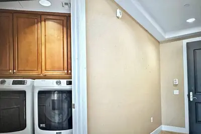 Image de High-end Condo in Luxury Full-Service High-Rise Building
