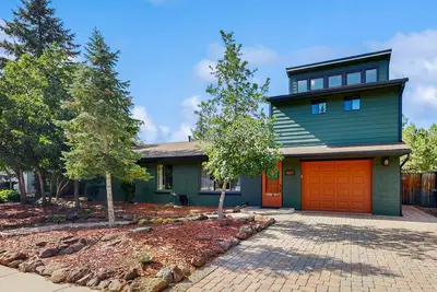 Image de Spacious home w/ large yard, deck, mountain view, fire pit & grill