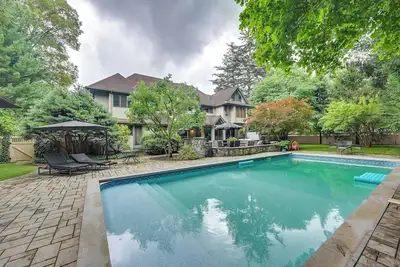 Image de Luxe Longmeadow Estate w/ Private Hot Tub
