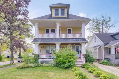 Image de 2 Mi to Zoo: Charming Apt w/ Balcony in Cleveland