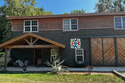 Image de 3-bedrooms, 2 bathrooms upstairs cabin in charming French Lick with Ac