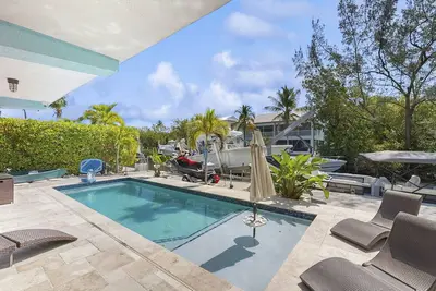 Image de Waterfront getaway w/ stunning view, dockage, private pool, ping-pong, gas grill