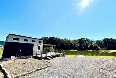 Image de Country Container Tiny House. Experience peace by the water & native wildlife!