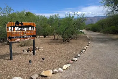 Image de 2 Bedroom Home on 10. 5 Acre Guest Ranch with Full Kitchen!