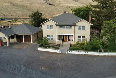Image de Spacious 5-bedroom, 2-bath ranch house