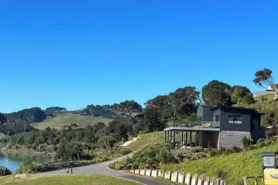 Image de Rangitahi paradise. A modern 4 bedroom home overlooking the bay.