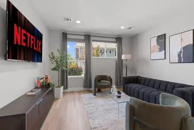 Image de Comfy Austin Home Base | Sleeps 12+ | Close to Dt