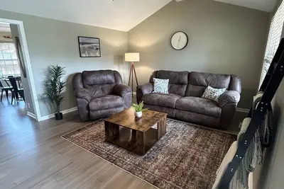 Image de Modern Comfort \n•Bourbon Trail & Derby•Fenced yard•full kitchen•parking