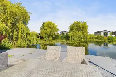 Image de Lakeside Lodge Retreat with Views