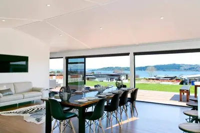 Image de Lakeside Estate Panoramic Lake and Mountain views