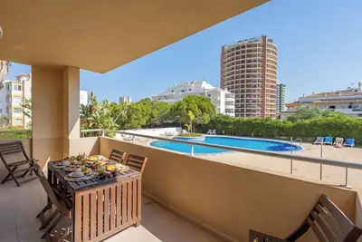 Image de Spacious and Sunny Apartment with Pool by HostWise