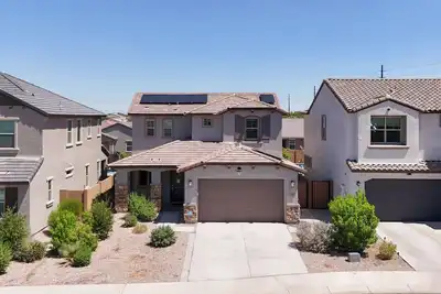 Image de Modern Desert Home–Great for Families & Groups, Near Golf, Hiking & City Fun