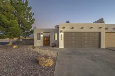 Image de Las Cruces - Modern 3br Near Downtown, Mesilla, White Sands + Backyard Oasis