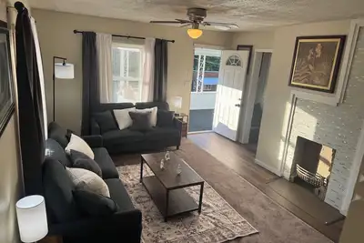 Image de Charming 3-bedroom house plus bonus office/room in delightful Clarksburg with Ac