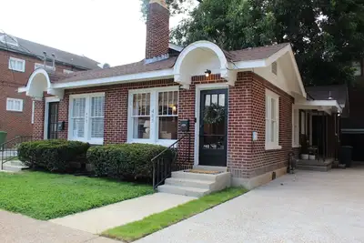 Image de Out the Door, Into Downtown-Walk to Dining, Shops, Parks, and Entertainment!