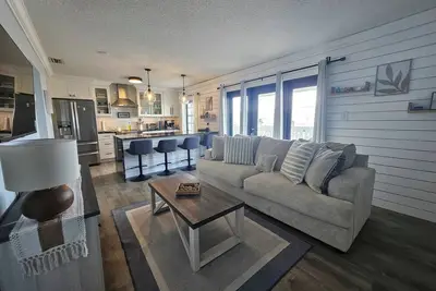 Image de Cozy 1-bedroom condo in delightful St. Petersburg, quiet gated community.