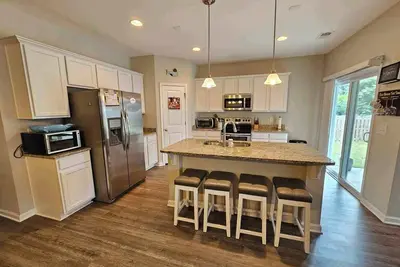 Image de Charming 3-bedroom house with backyard and 2-car garage