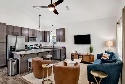 Image de Yonge Street Relaxing Downtown Cottage