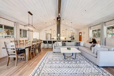 Image de Family Retreat | Master Suites-Hot Tub | Sleeps10