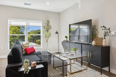 Image de Downtown 2Bedroom w/Rooftop - Near Linwood Park