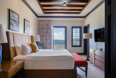 Image de Elegant Room with Balcony Ideal for Peaceful Beachside Island Escapes