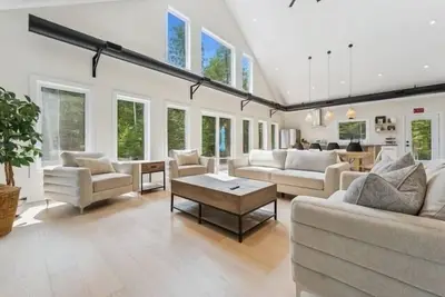 Image de Modern forest retreat in Stokes Bay! Featuring king beds, cozy bunk rooms, a spacious game loft, firepit, chef’s kitchen, and open-concept living. Perfect for families and groups—close to Bruce Peninsula hiking, beaches, and dark sky stargazing.