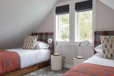 Image de Stay Steps from It All – Trails, Restaurants & Shops from This Cozy Lodge