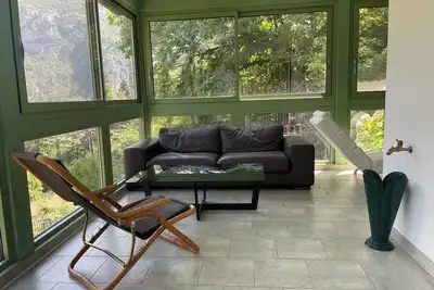 Image de Villa fleurie : maison familiale, véranda et jardin