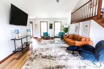 Image de The Retro Lux: Custom Style + Theater Room!