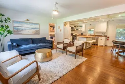 Image de Paramount Paradise: Stylish + Screen Porch!