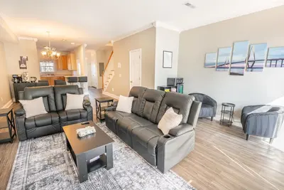 Image de Lakefront Townhome w Private Deck & Balcony Views