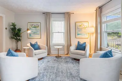 Image de Newly Renovated | Sleeps 8 | Walk to Seneca Lake