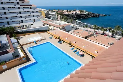 Image de Appartement de vacances 'Carpediem Playa La Arena' avec vue sur la mer, piscine partagée et terrasse privée