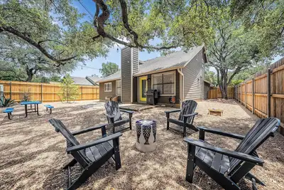 Image de Stylish Backyard Retreat • Bbq + Workspace
